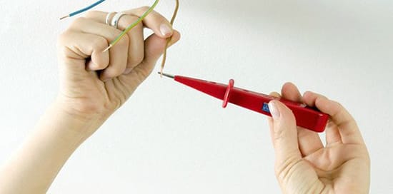 Определение напряжения на проводах с помощью электро-отвертки